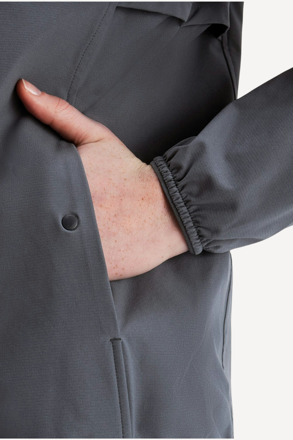 Détail de la manche élastique d'une veste anti-UV grise UPF50+, idéale pour se protéger lors des activités extérieures.