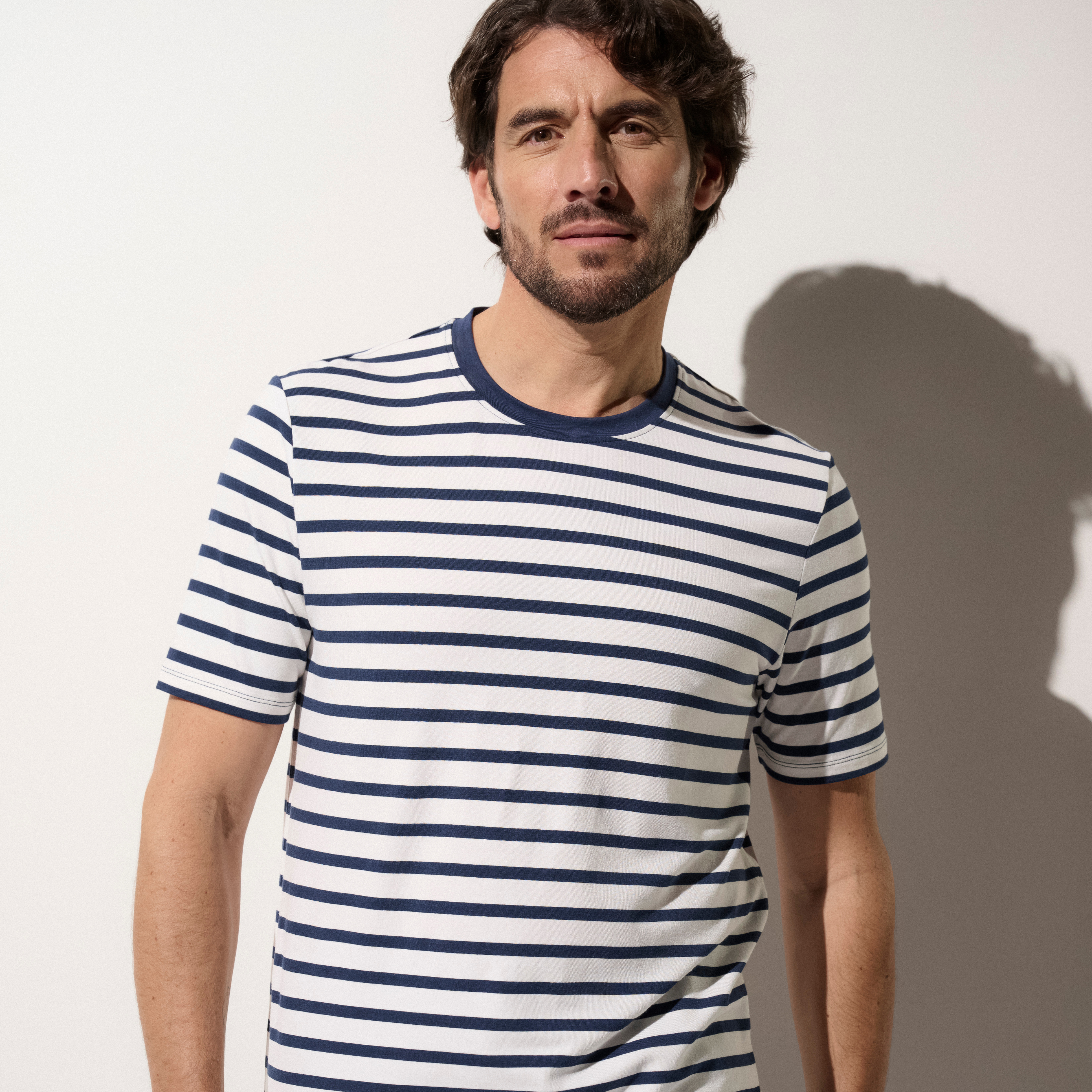 Homme portant un t-shirt anti-UV manches courtes marinière, UPF 50+.