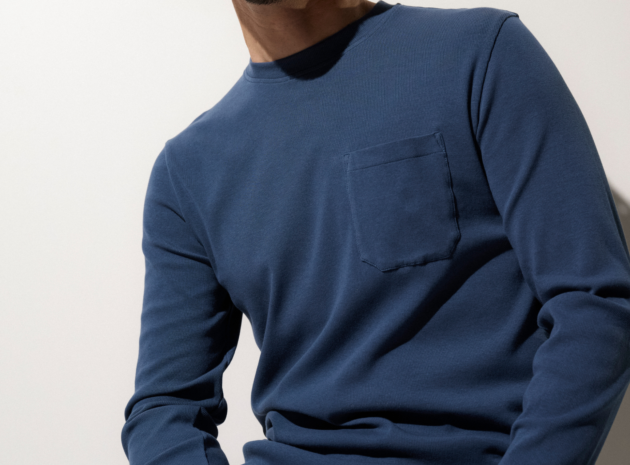 T-shirt anti-UV pour homme UPF 50+, bleu marine avec une poche sur le côté gauche de la poitrine.