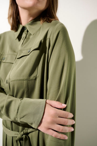 Robe-chemise anti-UV - Rimini verte, élégante pour femme, idéale pour une protection solaire au jardin.