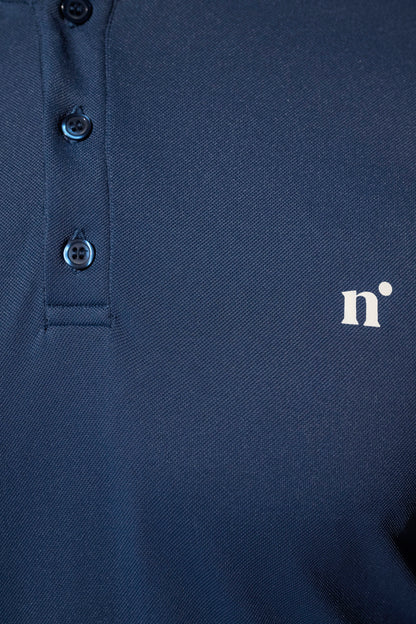 Polo anti-UV bleu marine pour homme, léger et respirant, parfait pour le sport sous le soleil.