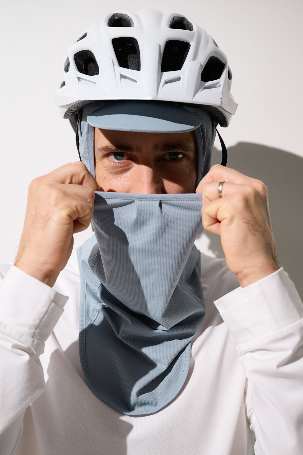 Cagoule visière anti-UV Ventoux grise pour homme, légère et respirante, idéale pour le vélo et protection solaire.