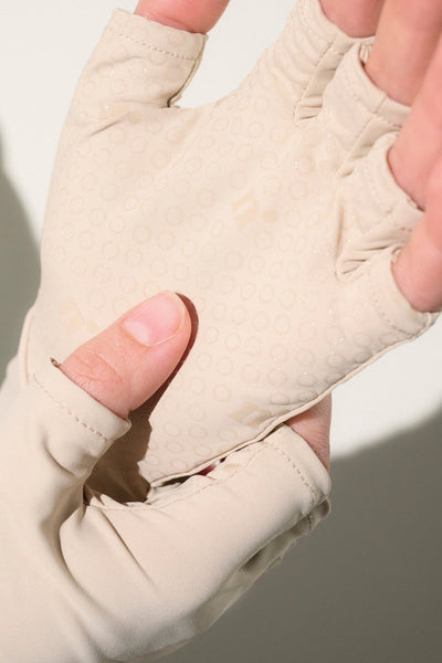 Idéales pour protéger la peau des mains et des doigts des UV, les mitaines beiges Ker Sun vous accompagneront au quotidien.