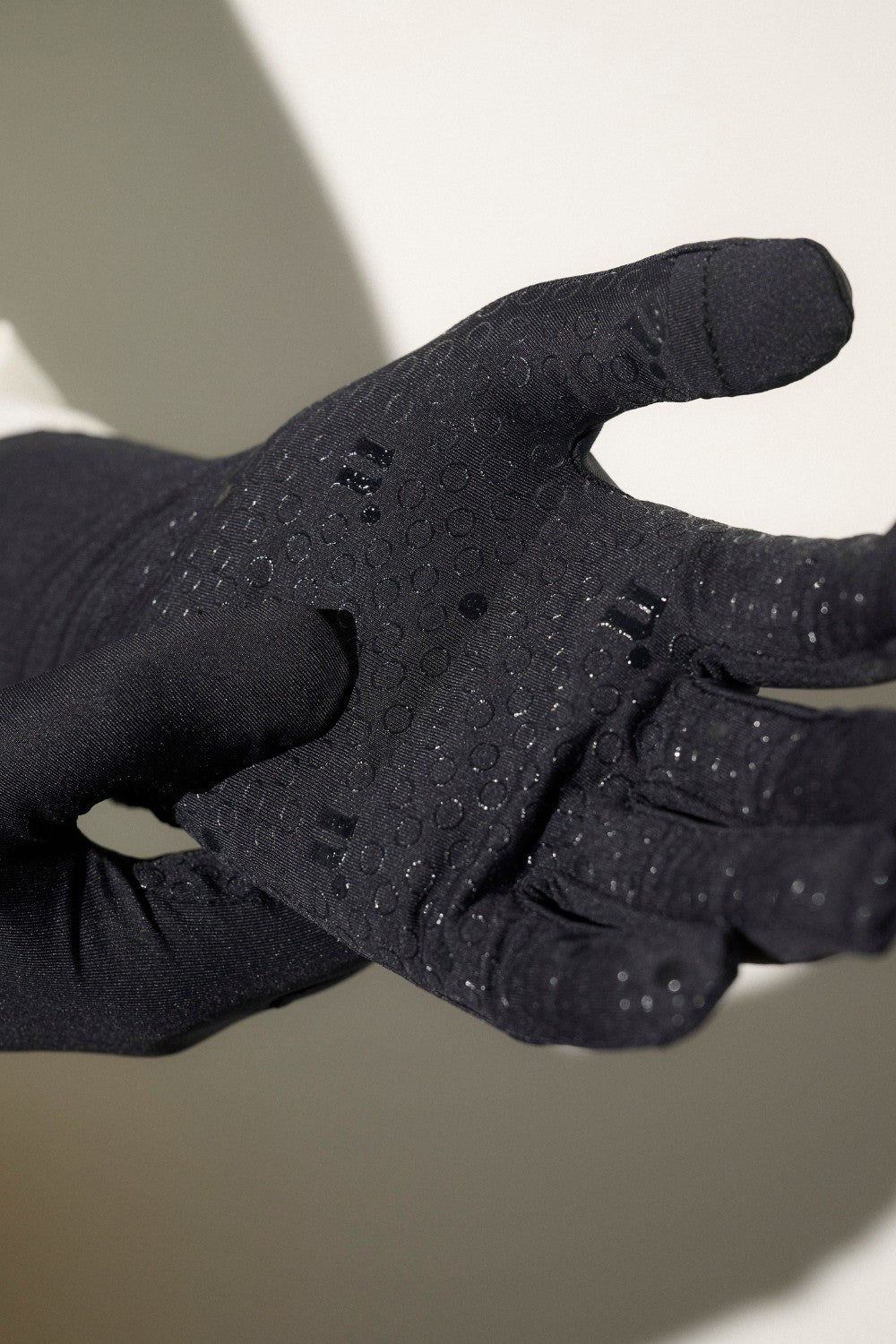 Gants anti-UV noirs UPF50+, parfaits pour femmes, offrant confort et adhérence en extérieur.
