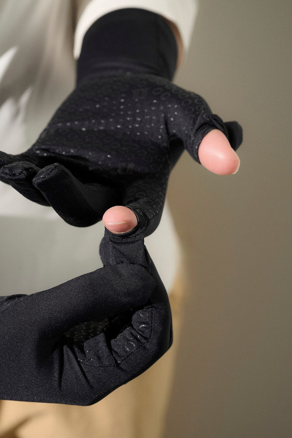 Gants anti-UV noirs pour hommes, offrant confort et protection solaire UPF50+, idéaux pour activités en extérieur.
