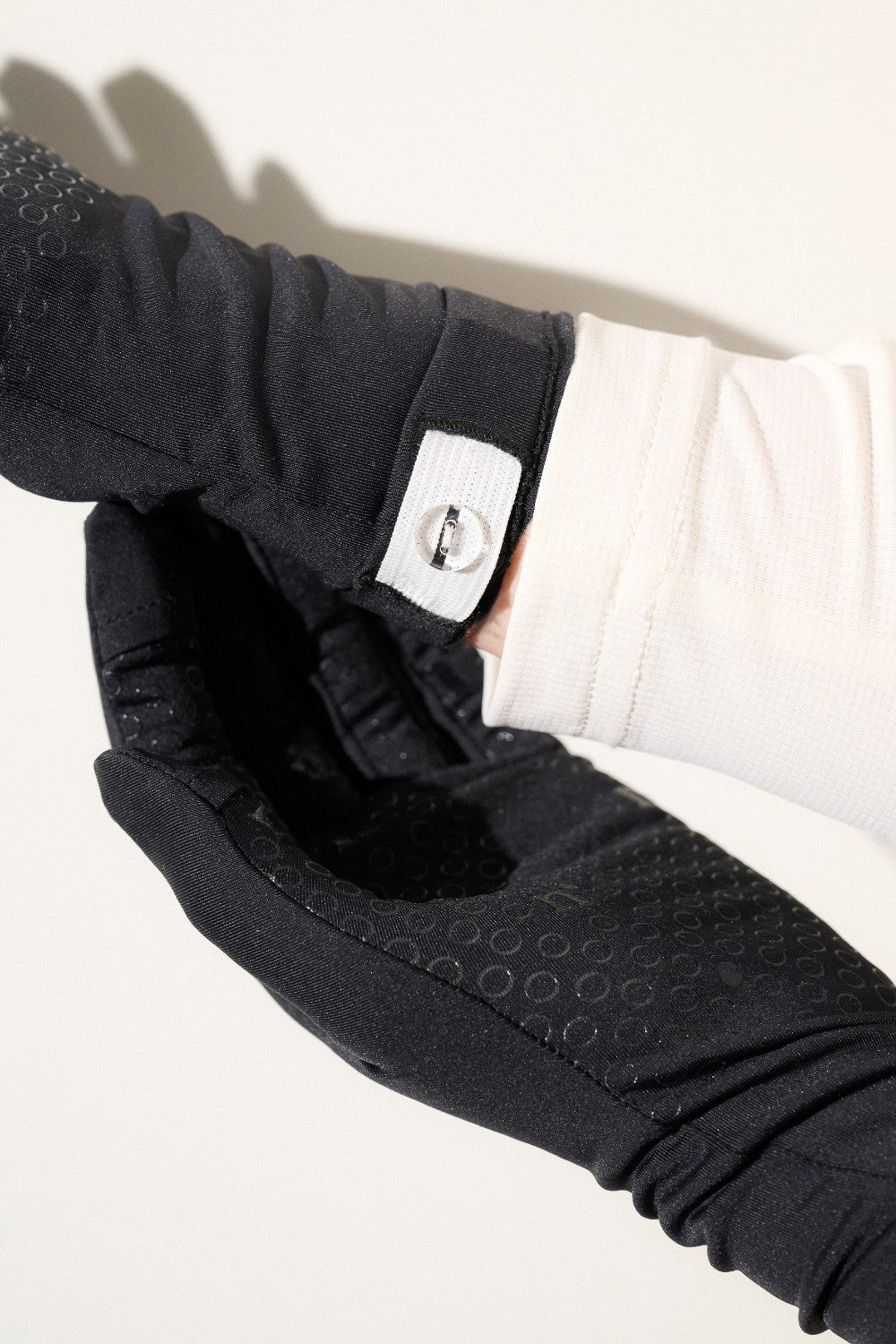 Gants anti-UV noirs UPF50+ pour homme, offrant confort et adhérence pour activités extérieures.
