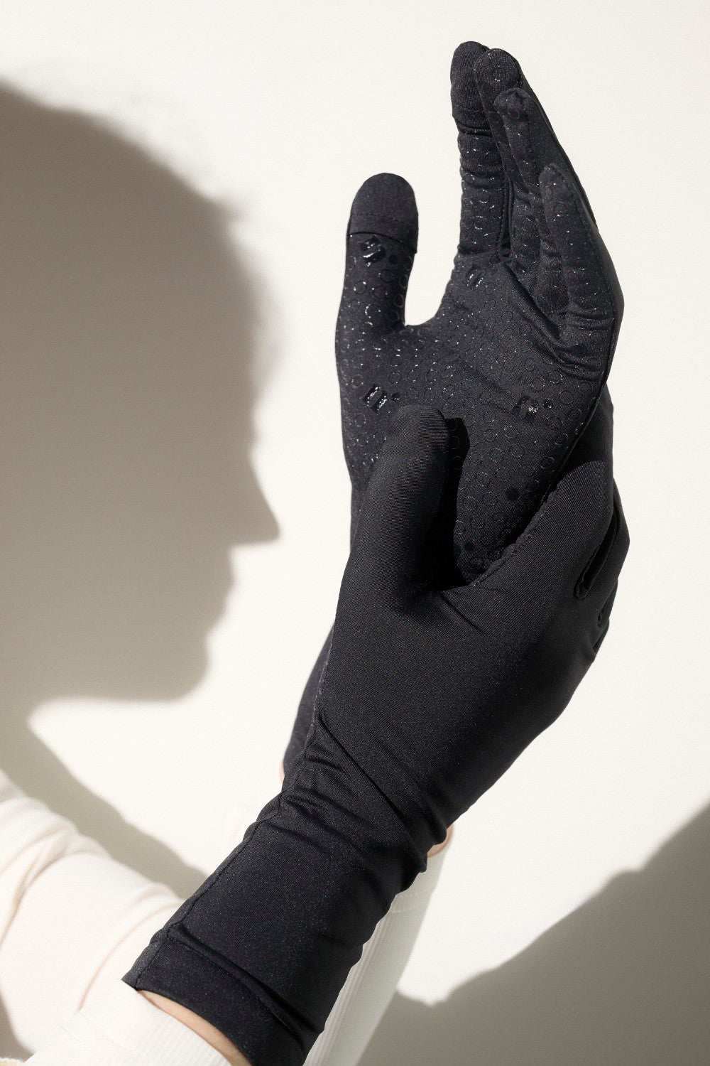 Gants anti-UV noirs pour homme, offrant protection solaire UPF50+, confort et adhérence pour activités en extérieur.