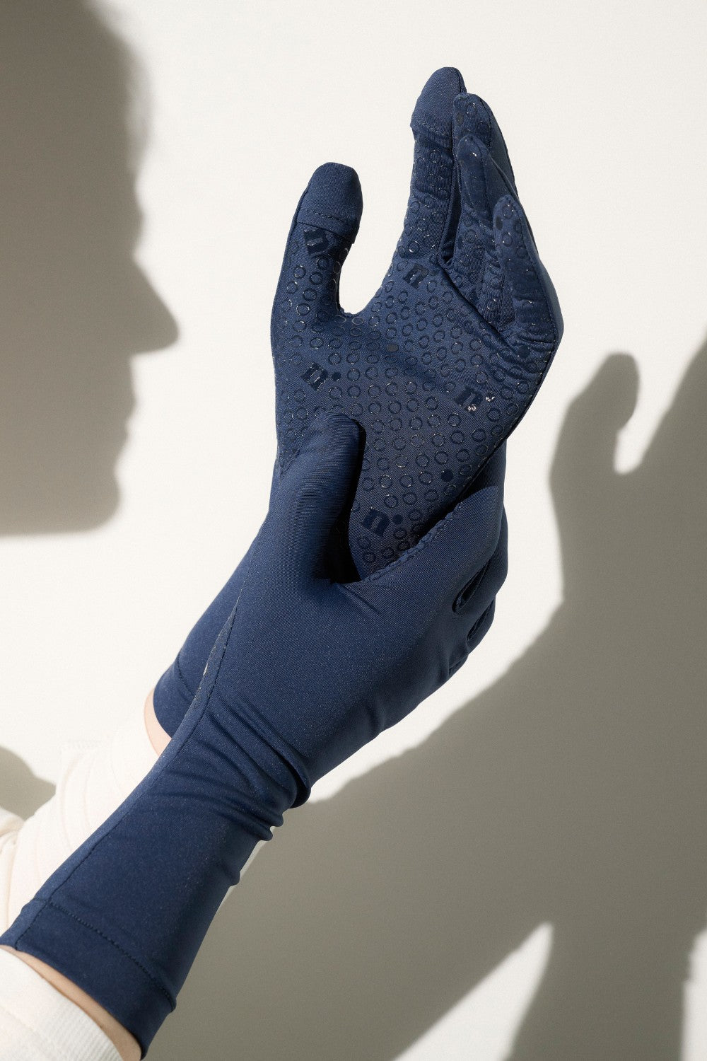 Gants anti-UV bleu foncé UPF50+, offrant confort et adhérence pour activités en plein air.