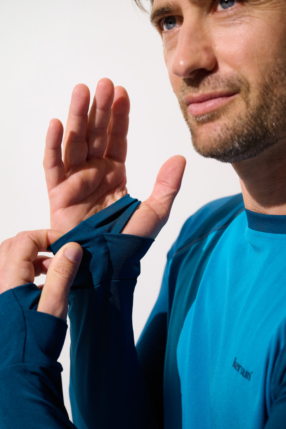 Homme portant un t-shirt de bain anti-UV - Moorea, ajustement avec manches longues UPF 50+ et tissu léger.