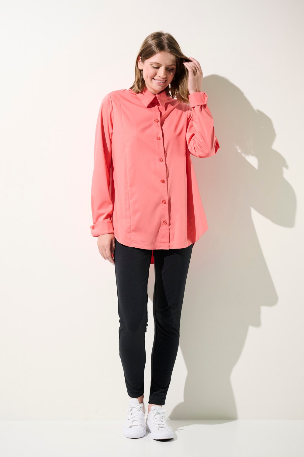 Chemise longue anti-UV - Antibes pour femme, couleur corail, légère et élégante, parfaite pour des journées ensoleillées.