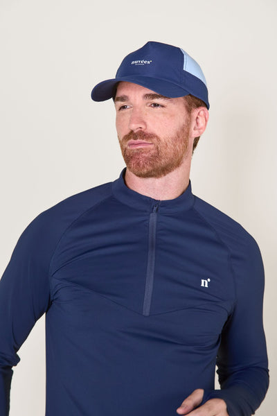 Homme portant un t-shirt zippé anti-UV - Boston bleu marine, idéal pour les activités de plein air, UPF 50+. Ker Sun.