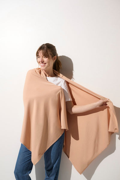 Étole anti-UV beige UPF50+ pour femme, légère et élégante, parfaite pour se protéger du soleil à la plage et partout ailleurs.