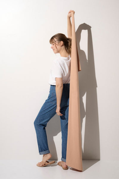 Femme portant des vêtements anti-UV et une étole UV certifiée UPF 50+