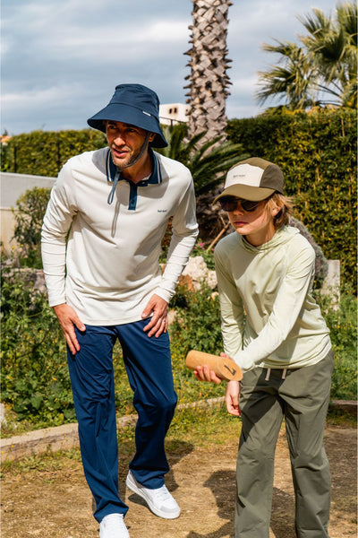 Bob anti-UV Faro bleu pour homme en extérieur, avec t-shirt anti-UV UPF 50+ et pantalon léger.