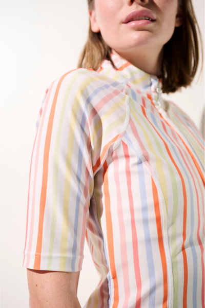Veste de bain anti-UV - Malta à rayures colorées pour femme, légère et UPF 50+, idéale pour le snorkeling.
