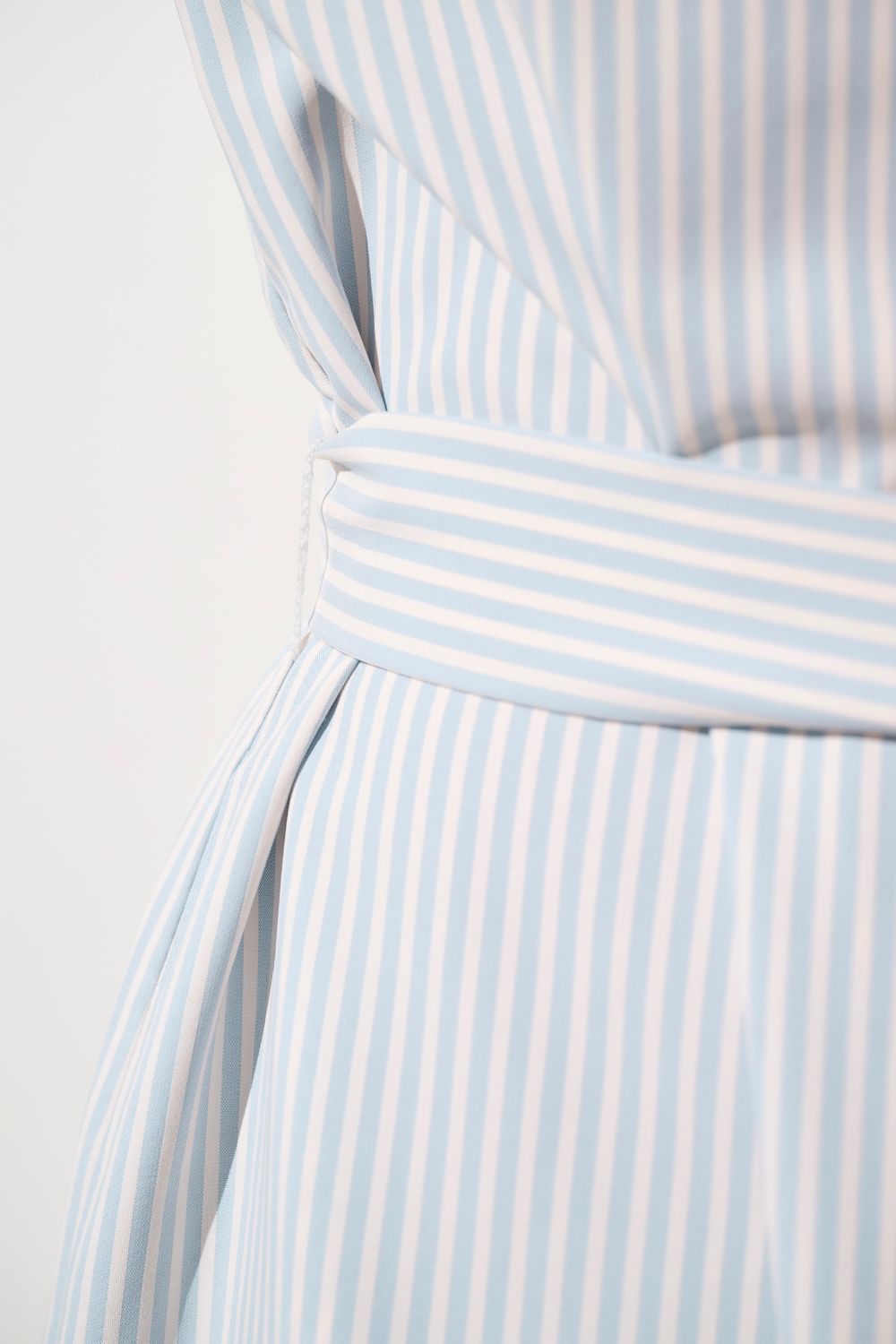 Détail de la robe anti-UV - Sylt à rayures bleues, légère et élégante, offrant protection solaire UPF 50+.