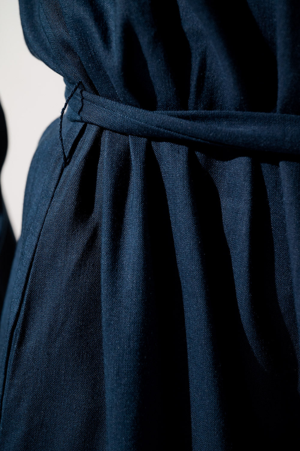 Détails de la robe anti-UV - Sylt en lin bleu marine, offrant confort et protection solaire UPF 50+.