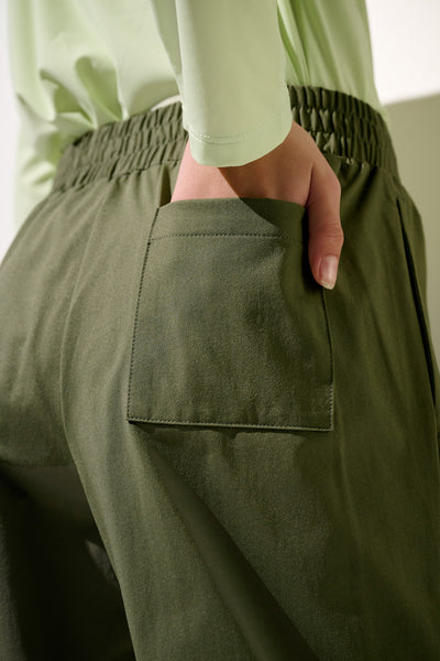 Pantalon anti-UV - Oasis kaki pour enfant, avec taille élastique et poche, conçu pour le confort et la protection solaire.