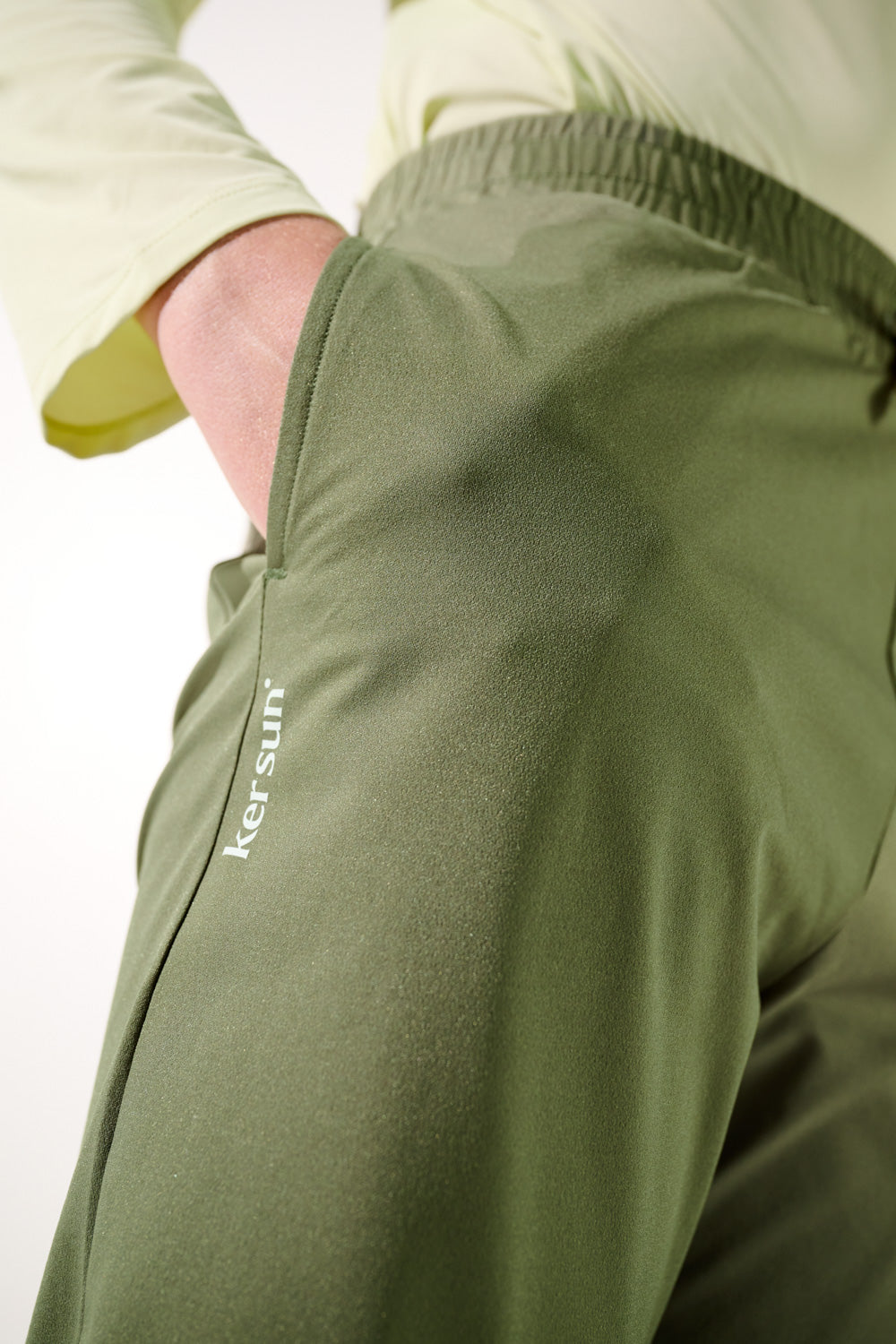 Pantalon anti-UV - Oasis en vert olive, léger et confortable pour enfants, protection solaire UPF 50+.