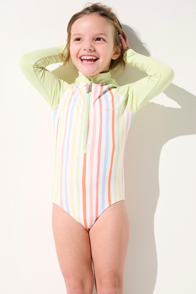 Maillot de bain anti-UV manches longues - Flores pour fille, rayé, léger, UPF 50+, idéal pour les activités aquatiques.