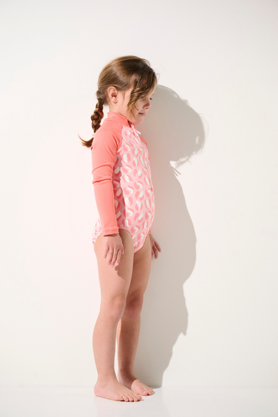 Maillot de bain anti-UV manches longues - Flores pour enfant, léger et UPF 50+, parfait pour les aventures aquatiques.