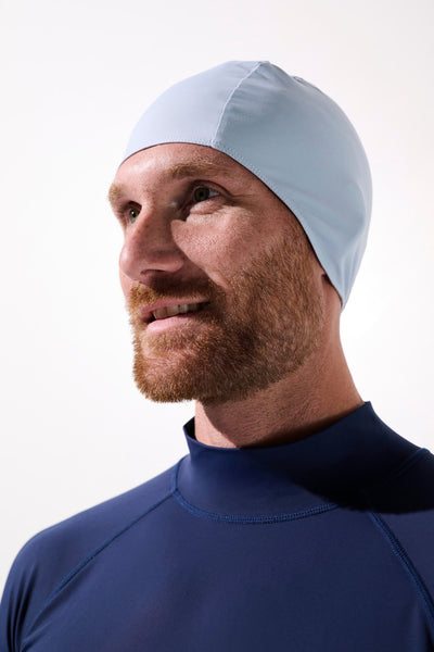 Bonnet de bain anti-UV - Pacific en bleu clair, homme avec protection solaire UPF 50+ pour activités aquatiques.