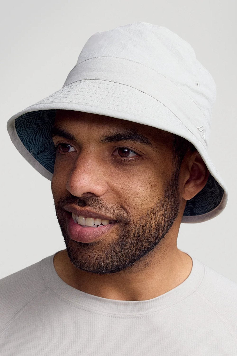 Bob anti-UV - Ridge en blanc pour homme, tissu léger et respirant, offrant une protection solaire UPF 50+.