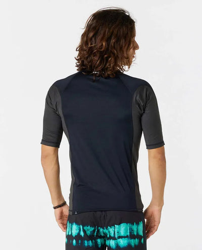 T-shirt de bain anti-UV noir pour homme, UPF 50+, idéal pour les activités aquatiques en toute élégance.