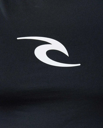 Logo blanc de la marque Rip Curl sur un fond noir, idéal pour des vêtements de bain anti-UV.