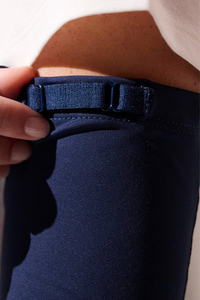 Manches anti-UV - Gobi, détail d'un système de maintien bleu, idéal pour protection solaire efficace.