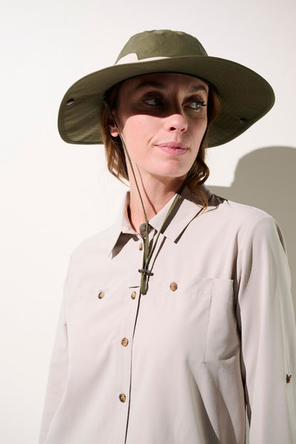 Chapeau anti-UV - Sequoia, léger et pratique, porté par une femme pour des randonnées, avec protection UPF 50+.