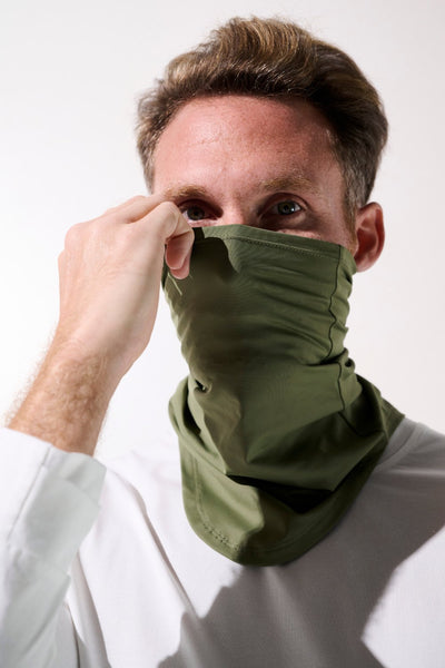 Tour de cou anti-UV - Boston en vert olive, porté par un homme, idéal pour protection solaire et fraîcheur.