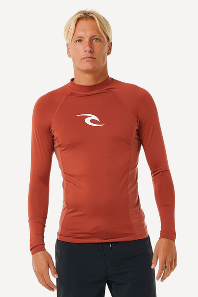 T-shirt de bain anti-UV - Waves, homme portant un lycra rouge, UPF 50+, idéal pour les sports aquatiques.