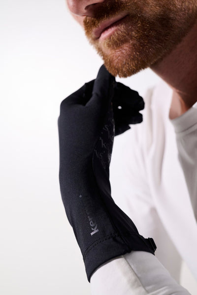 Homme portant des gants anti-UV - Mojave, légers et respirants, offrant protection UPF 50+.