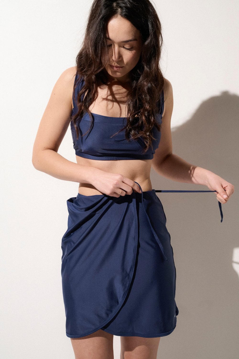 Jupe de bain anti-UV - Capri en bleu marine, coupe portefeuille, idéale pour la protection solaire quotidienne.