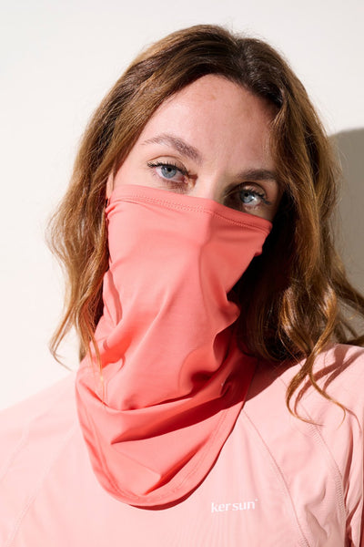 Tour de cou anti-UV - Boston en rose, tissu léger UPF 50+, porté par femme pour protection solaire.