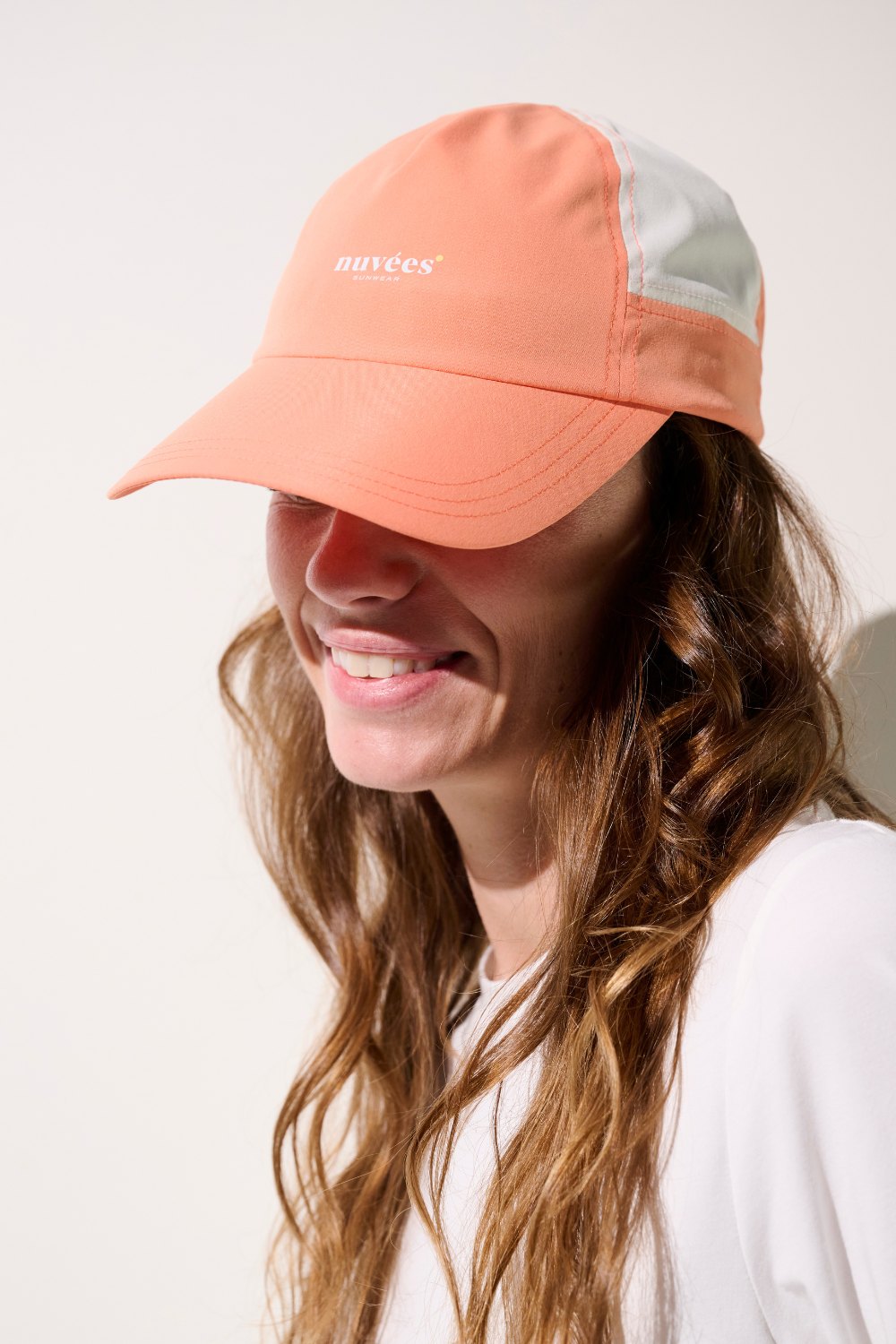 Casquette anti-UV certifiée UPF 50+ Nuvées by Ker Sun, portée par une femme souhaitant une protection solaire efficace.