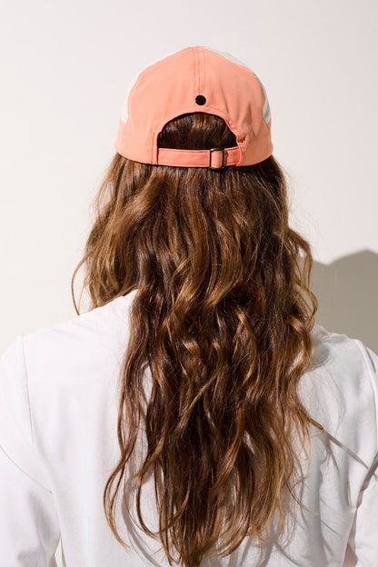 Casquette anti-UV pour femme vue de dos, capable de protéger efficacement la peau des UV.