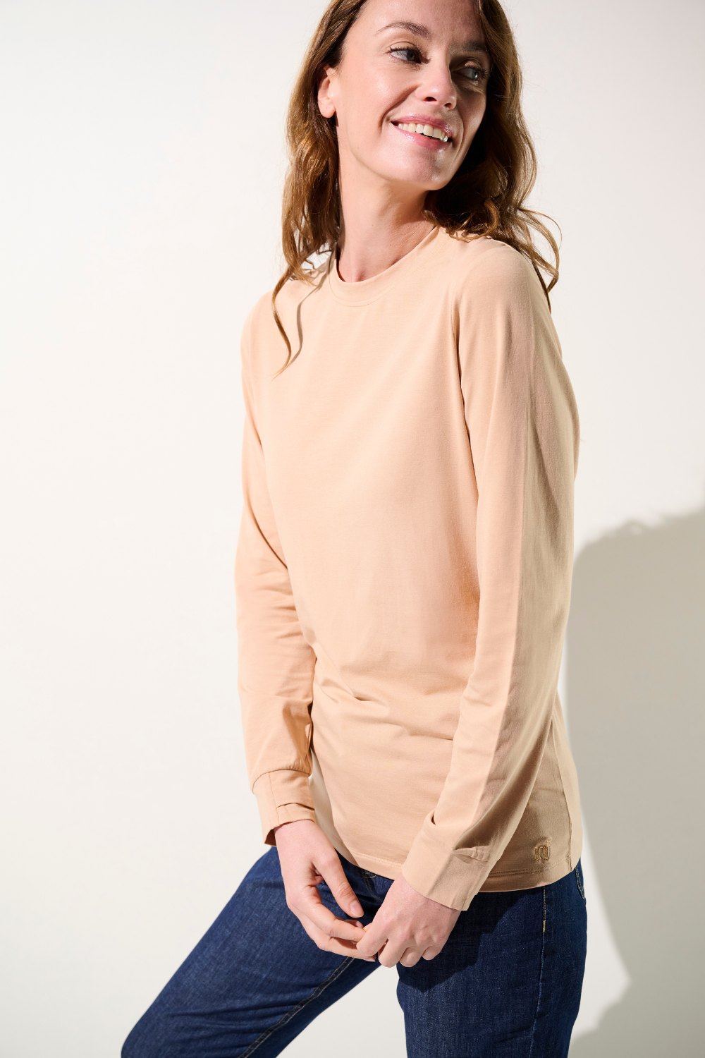 T-shirt anti-UV beige pour femme, léger et confortable, certifié UPF 50+, idéal pour les activités d'extérieur.