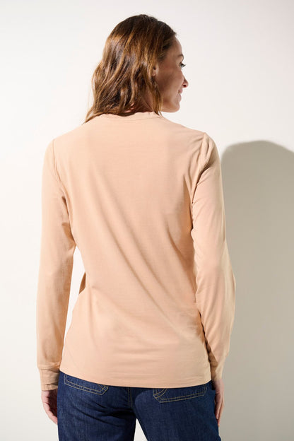 T-shirt anti-UV beige à manches longues pour femme, léger et confortable, offrant une protection solaire UPF 50+.