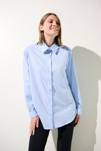 Chemise longue anti-UV bleu clair pour femme, coupe ample, UPF 50+ pour une protection solaire élégante et confortable.