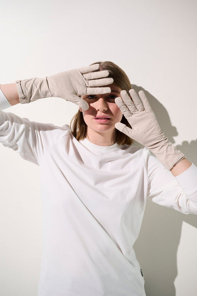 Femme portant des gants anti-UV - Mojave beige, protège mains UPF 50+, confort et style.