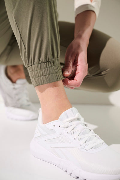 Pantalon anti-UV - Oasis pour femme, léger et confortable, associé à des baskets blanches, prêt pour une journée active.