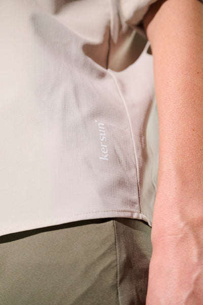 Detail de la chemise anti-UV - Sequoia de Ker Sun, légère et élégante, montrant le logo sur un fond neutre.