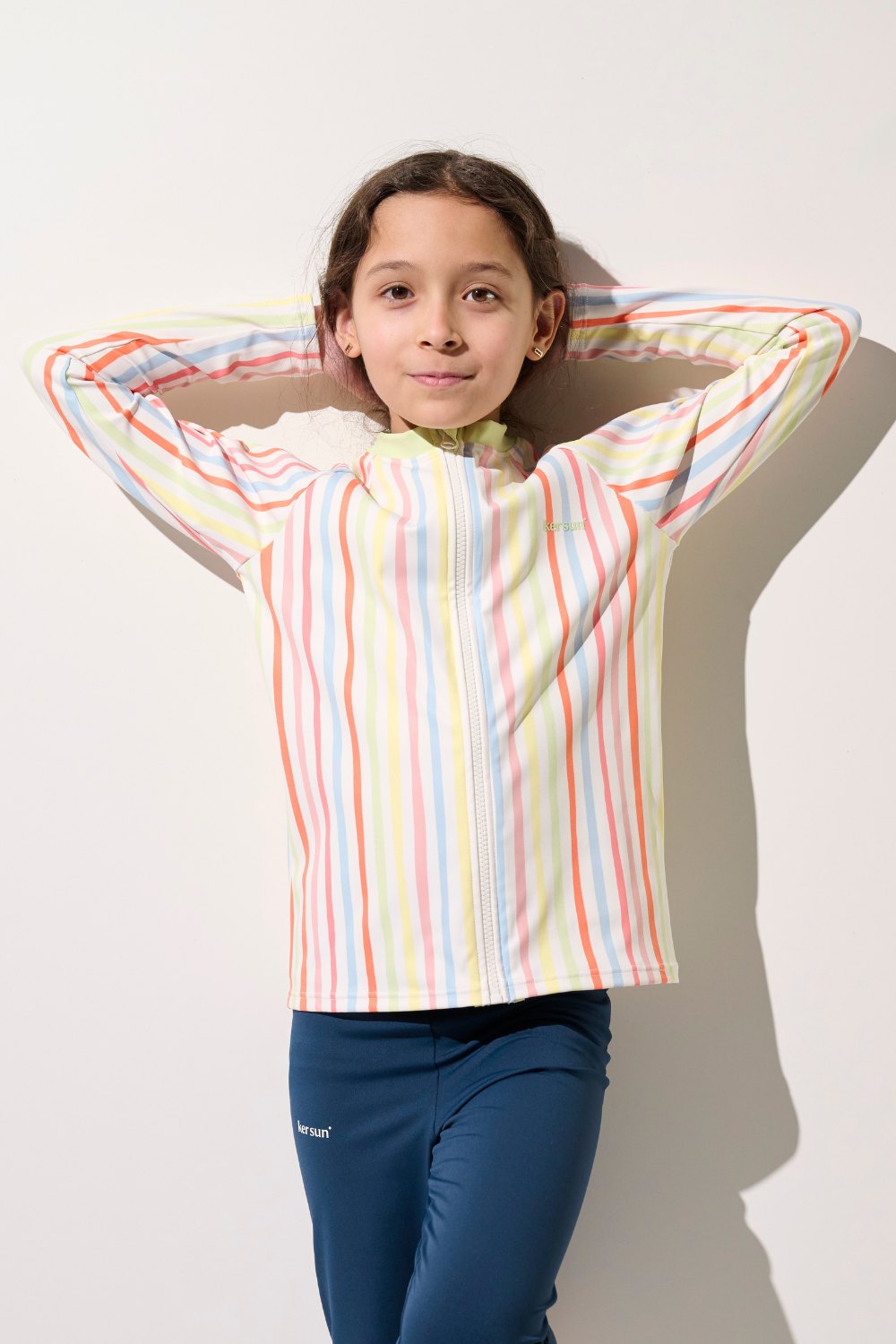 Veste de bain anti-UV - Fidji, rayée pour enfant, légère et UPF 50+, parfaite pour la plage et protection solaire.