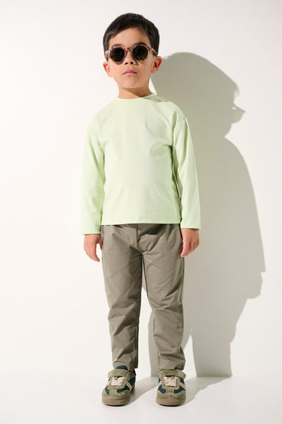 T-shirt anti-UV vert clair UPF 50+ pour enfant, léger et élégant, parfait pour jouer au soleil.