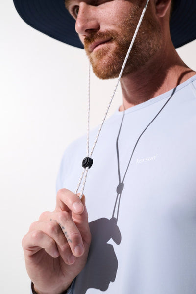 Chapeau anti-UV - Oasis porté par un homme, léger et élégant, idéal pour la protection solaire lors des activités en extérieur.