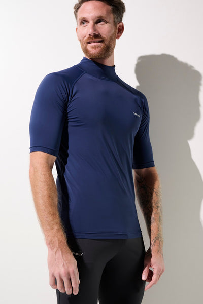 T-shirt de bain anti-UV bleu marine pour homme, UPF 50+, idéal pour les activités aquatiques et la protection solaire.