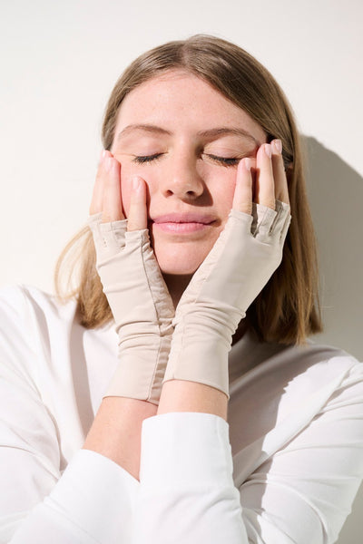 Idéales pour protéger la peau des mains et des doigts des UV, les mitaines beiges Ker Sun vous accompagneront au quotidien.
