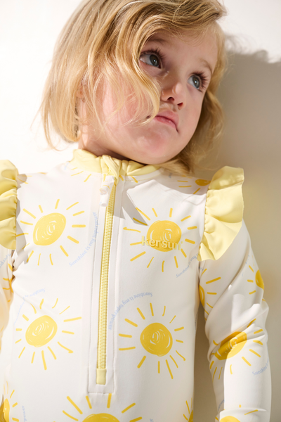 Maillot de bain anti-UV manches longues - Flores pour enfant, léger et UPF 50+, idéal pour la plage.